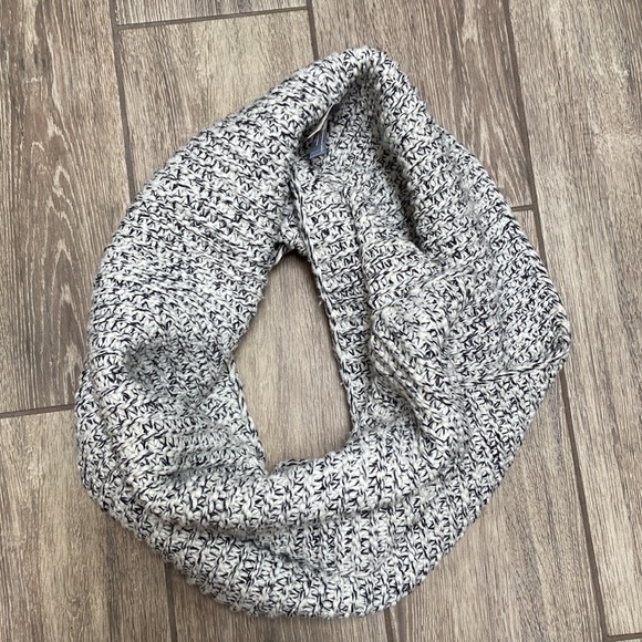 Roots Knit Infinity Scarf - Picture 2 of 4